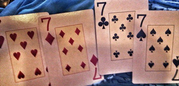 les sept de coeur, carreau, trèfles et pique d'un jeu de poker étatsunien